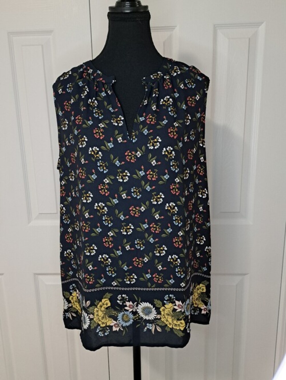 Loft Floral Print Blouse Navy Blue Size Medium Feminine Sleeveless Flowy Light